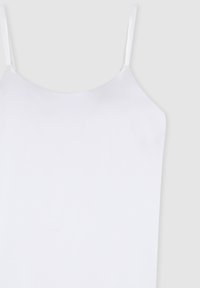 Top in charmeuse bianco con sottili spalline regolabili, texture liscia e scollatura arrotondata, caratterizzato da un design minimalista.