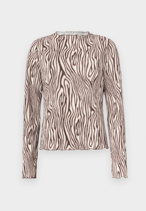 Strak vallend shirt met lange mouwen en een hoge halslijn, voorzien van een beige en donkerbruine golvende zebra-achtige print en licht gerimpelde zoom en manchetten.