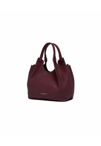 Sac fourre-tout en cuir bordeaux, avec une surface texturée, des poignées doubles et un design ouvert. Logo affiché sur le devant.