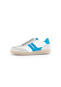 Sportieve sneakers met een bovenwerk van wit leer, grijze suède accenten, blauwe zijstrepen en een gestructureerde beige rubberen zool.