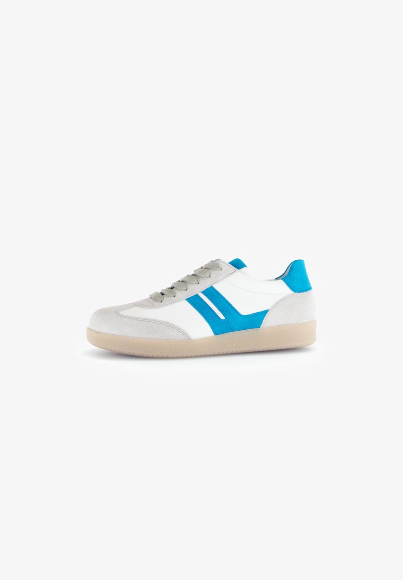 Sportliche Sneakers mit einem Obermaterial aus weißem Leder, grauen Wildlederakzenten, blauen Seitenstreifen und einer strukturierten beigen Gummisohle.