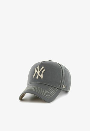 Graue Baseballkappe mit dem weißen New York Yankees-Logo auf der Vorderseite und weißen Ziernähten entlang der Nähte und des Schirms.