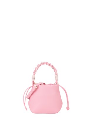Piccola borsa rosa con manico intrecciato, tracolla regolabile e chiusura a coulisse con estremità a forma di cuore.