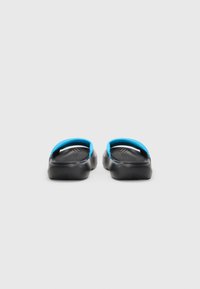 Sorte sandaler med en struktureret sål og blå accenter på stropperne, med et fladt design uden ryg eller lukning.