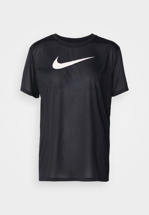 Musta lyhythihainen T-paita, joka on valmistettu sileästä kankaasta. Edessä on suuri valkoinen Nike-logon swoosh. Yksinkertainen pyöreä pääntie.