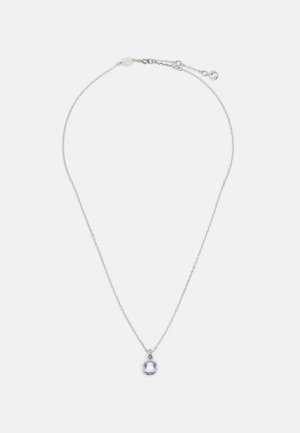 Zilveren ketting met een vierkant hanger en een heldere cubic zirconia steen. Verstelbare lengte met een karabijnsluiting.