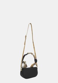 Borsa a mano in pelle nera con una forma curva, dotata di un manico in tessuto con motivo, tracolla regolabile e accessori in tonalità oro.