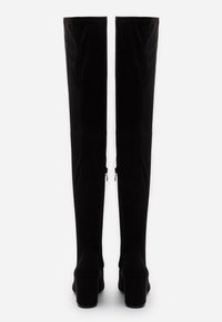 Bottes noires montantes au-dessus du genou en daim doux, avec un talon bloc et des fermetures éclair latérales discrètes pour un ajustement et un style personnalisables.