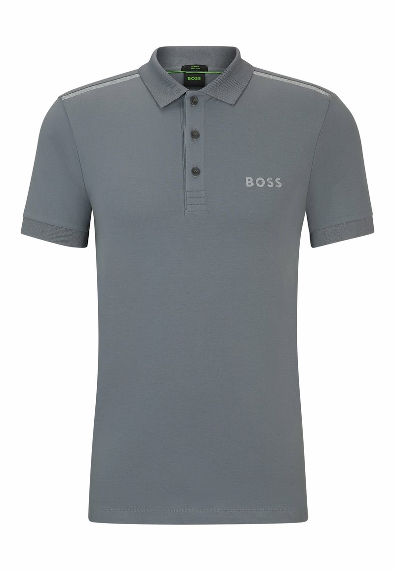 Polo gris à manches courtes avec trois boutons, col et poignets côtelés, et logo "BOSS" sur le côté gauche de la poitrine.