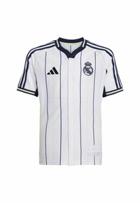 Maglia da calcio bianca con strisce verticali blu navy, apertura frontale con bottoni, colletto a coste e logo adidas. Presenta lo stemma del Real Madrid sul petto.