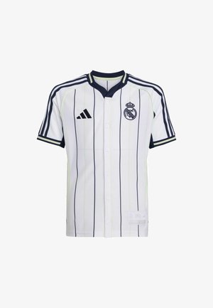 Weißes Fußballtrikot mit navyblauen vertikalen Streifen, Knopfleiste, geripptem Kragen und adidas-Logo. Auf der Brust befindet sich das Wappen von Real Madrid.