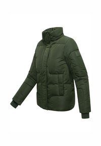 Jachetă verde căptușită cu guler înalt, două buzunare frontale și manșete tricotate. Dispune de închidere cu fermoar și un patch cu logo pe mânecă.