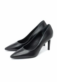 Para czarnych skórzanych szpilek z ostrymi czubkami, ustawionych obok siebie na białym tle.