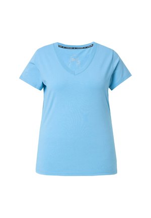 Helles blaues Baumwoll-T-Shirt mit V-Ausschnitt, kurzen Ärmeln und einem kleinen Druckdesign am Hals. Weicher Stoff und lässige Passform.