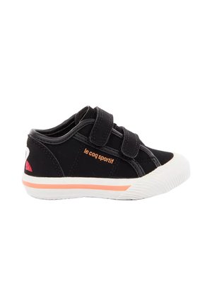 Basket noire pour enfants avec deux bandes velcro, embout en caoutchouc blanc, bande orange sur la semelle et logo "le coq sportif" sur le côté.