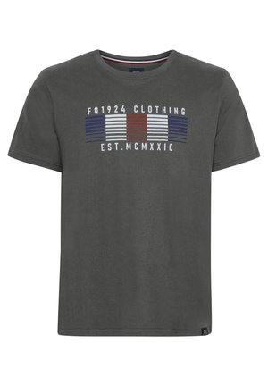 Temno siva bomba iz bombaža s kratkimi rokavi, krožnim izrezom in sprednjim grafičnim tiskom, ki prikazuje vodoravne črte v rdeči, beli in modri barvi.