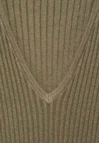 Maglione khaki a scollo a V caratterizzato da una trama a coste, cuciture dettagliate e un design aderente, realizzato in un morbido tessuto a maglia.