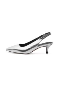 Zapato de tacón tipo slingback plateado con punta afilada, acabado metálico brillante, tacón bajo y un acento texturizado en gris en la correa.