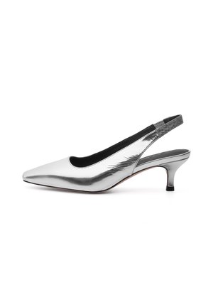 Sølv slingback pump med spids tå, skinnende metallisk finish, en lav hæl og en tekstureret grå detalje på stroppen.