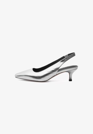 Sølv slingback pump med spids tå, skinnende metallisk finish, en lav hæl og en tekstureret grå detalje på stroppen.