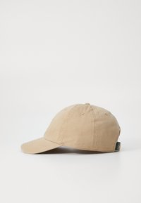 Beige Baseballcap mit gebogenem Schirm, aus Baumwollstoff, sichtbaren Nähten und einem verstellbaren Riemen auf der Rückseite. Keine auffälligen Logos oder Muster.