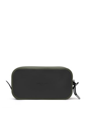 Rektangulær svart og olivengrønn veske med avrundede kanter og en sidelukking med glidelås festet til en snor.