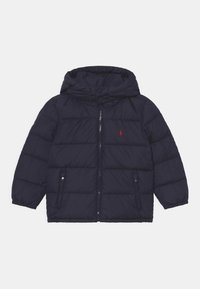 Námořnicky modrá prošívaná péřová bunda s kapucí, prošívaným designem, kapsami na zip a elastickými manžetami. Na hrudi je malá červená logo.