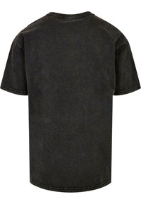 Sort bomulds T-shirt med afslappet pasform, korte ærmer og rund halsudskæring. Stofret har en subtil tekstur og et afslappet udseende.