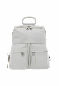Sac à dos gris texturé avec deux poches avant, une poignée supérieure et des fermetures éclair doubles. Il présente un design minimaliste et un matériau léger.