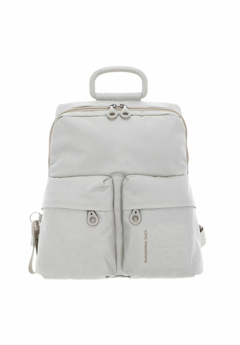 Sac à dos gris texturé avec deux poches avant, une poignée supérieure et des fermetures éclair doubles. Il présente un design minimaliste et un matériau léger.
