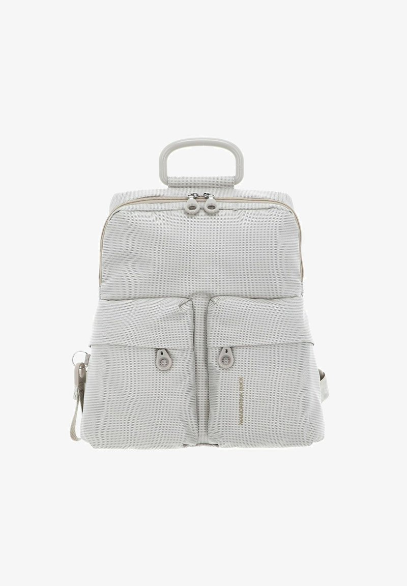 Sac à dos gris texturé avec deux poches avant, une poignée supérieure et des fermetures éclair doubles. Il présente un design minimaliste et un matériau léger.
