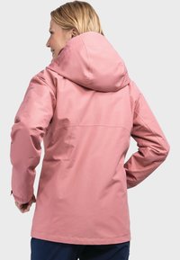 Giacca waterproof rosa chiaro con cappuccio, caratterizzata da una texture liscia, dettagli di cucitura e polsini regolabili. Progettata per l'uso all'aperto.