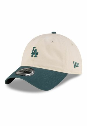 Gorra de béisbol ajustable en beige y verde con el logo "LA" bordado en la parte frontal y el logo de la marca en un lado.