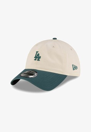 Gorra de béisbol ajustable en beige y verde con el logo "LA" bordado en la parte frontal y el logo de la marca en un lado.