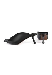 Mules noires à bout ouvert en cuir lisse. Présentent une silhouette structurée et un design de talon angulé unique pour un intérêt visuel supplémentaire.