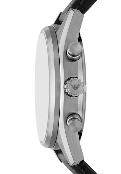 Vue latérale d'une montre-bracelet argentée avec deux boutons poussoirs et une couronne présentant un logo gravé sur un bracelet en cuir noir.