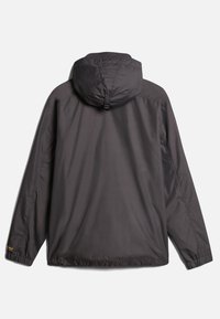Mørkegrå letvægtsjakke med snoretræk i hætten, elastiske mansjetter og kant, som har en glat tekstur og minimalistisk design.