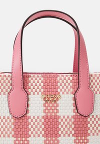 Borsa tote intrecciata in rosa e bianco, con motivo a griglia, manici in pelle liscia e dettaglio in oro con il logo "GUESS EST. 1981".
