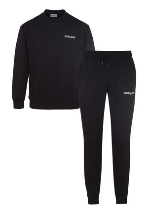 Sæt bestående af en sort bomulds sweatshirt og sweatpants med rund hals, lange ærmer, elastisk talje, sidelommer og et hvidt logo på hver del.