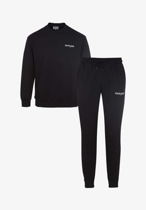 Conjunto de sudadera y pantalones de chándal de algodón negro que presenta un cuello redondo, mangas largas, cinturilla elástica, bolsillos laterales y un logo blanco en cada pieza.