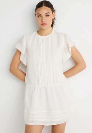 Vestido blanco de manga corta con ribete de encaje, frente abotonado, cuerpo plisado y falda con volantes, confeccionado con tela suave y ligera.