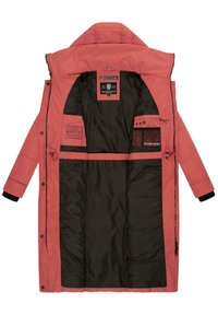 Lang roze geïsoleerde jas met een zwarte binnenzijde, voorzien van een ritssluiting, merklabels en twee binnenzakken met gaasaccenten.