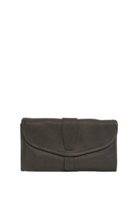 Czarny skórzany portfel z zaokrągloną klapką i paskiem do zapięcia, charakteryzujący się subtelną fakturą i przeszywanymi krawędziami.