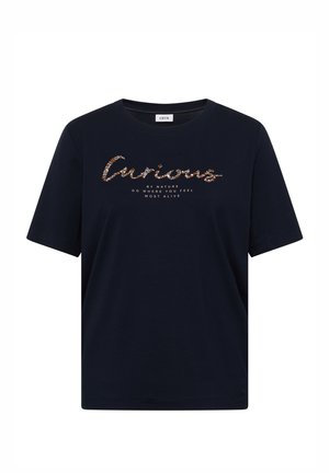 T-shirt bleu marine à manches courtes avec le mot "Curious" en embellissements multicolores et la phrase "By nature go where you feel most alive" en dessous.