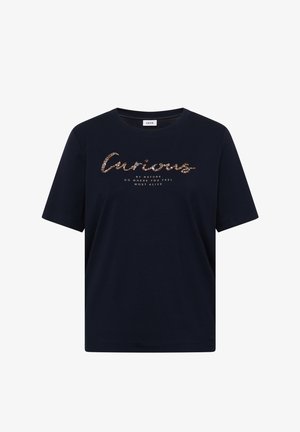 Tmavě modré tričko s krátkým rukávem s nápisem „Curious“ v barevných ozdobách a pod ním fráze „By nature go where you feel most alive“.