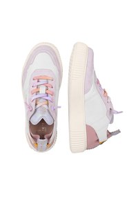 Białe i różowe sneakersy z zamszowymi akcentami, wielokolorowymi sznurowadłami i teksturowaną podeszwą. Wyraźne błyszczące detale na języku i pięcie.