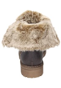 Bruine leren laars met een beige nep bont kraag. Textuur bovenwerk en robuuste zool zijn zichtbaar. Genaaid detail langs de zijkanten.