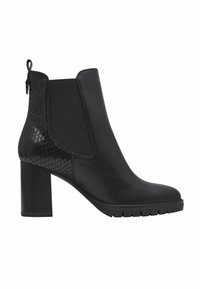 Bottine noire en cuir avec un motif serpent texturé sur le côté, dotée d'un talon épais et de panneaux élastiques pour un enfilage facile.