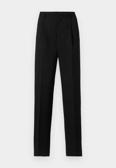 Pantalon noir sur mesure avec une coupe droite, comprenant des plis à l'avant et une texture de tissu lisse. Taille simple sans ornements.
