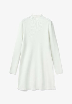Langærmet hvid ribstrikket sweaterkjole med høj halsudskæring og en let udvidet kant på hvid baggrund.